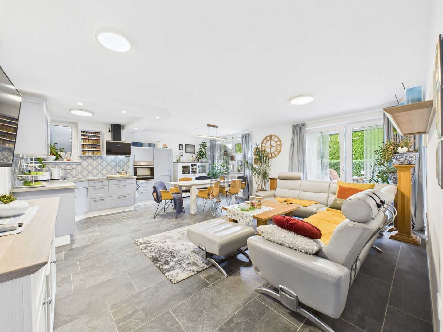 WUNDERSCHÖNE EINLIEGERWOHNUNG MIT EIGENEM STELLPLATZ, 97277 Neubrunn