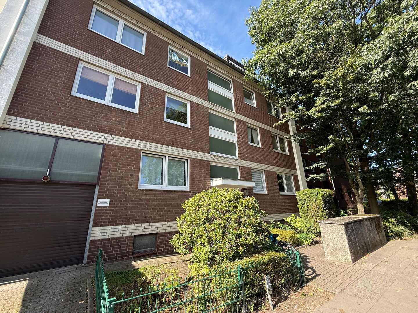Charmante, helle 2,5 Zimmer-Dachgeschosswohnung mit Carport und Balkon in Bramfeld, 22177 Hamburg (Wandsbek Bramfeld Steilshoop)