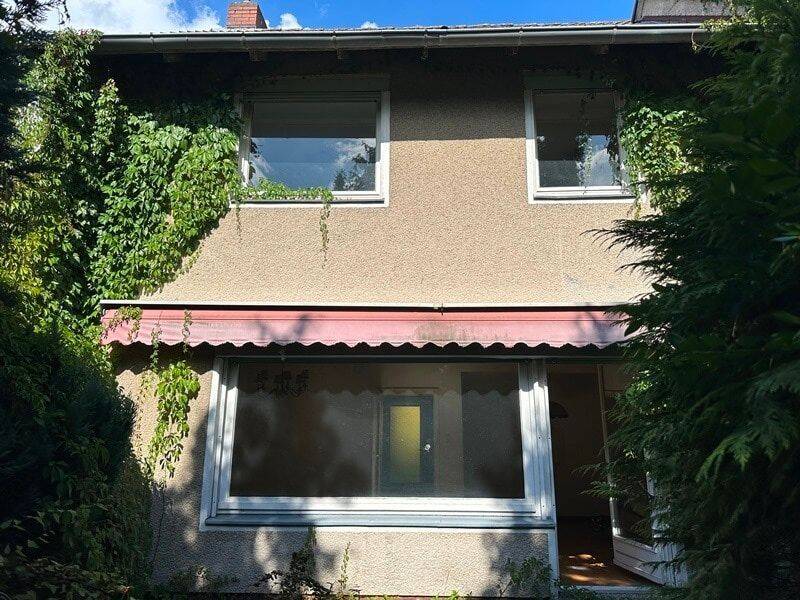 Sanierungsbedürftiges und vollunterkellertes Reihenmittelhaus mit Garage in Burgdorf, 31303 Burgdorf