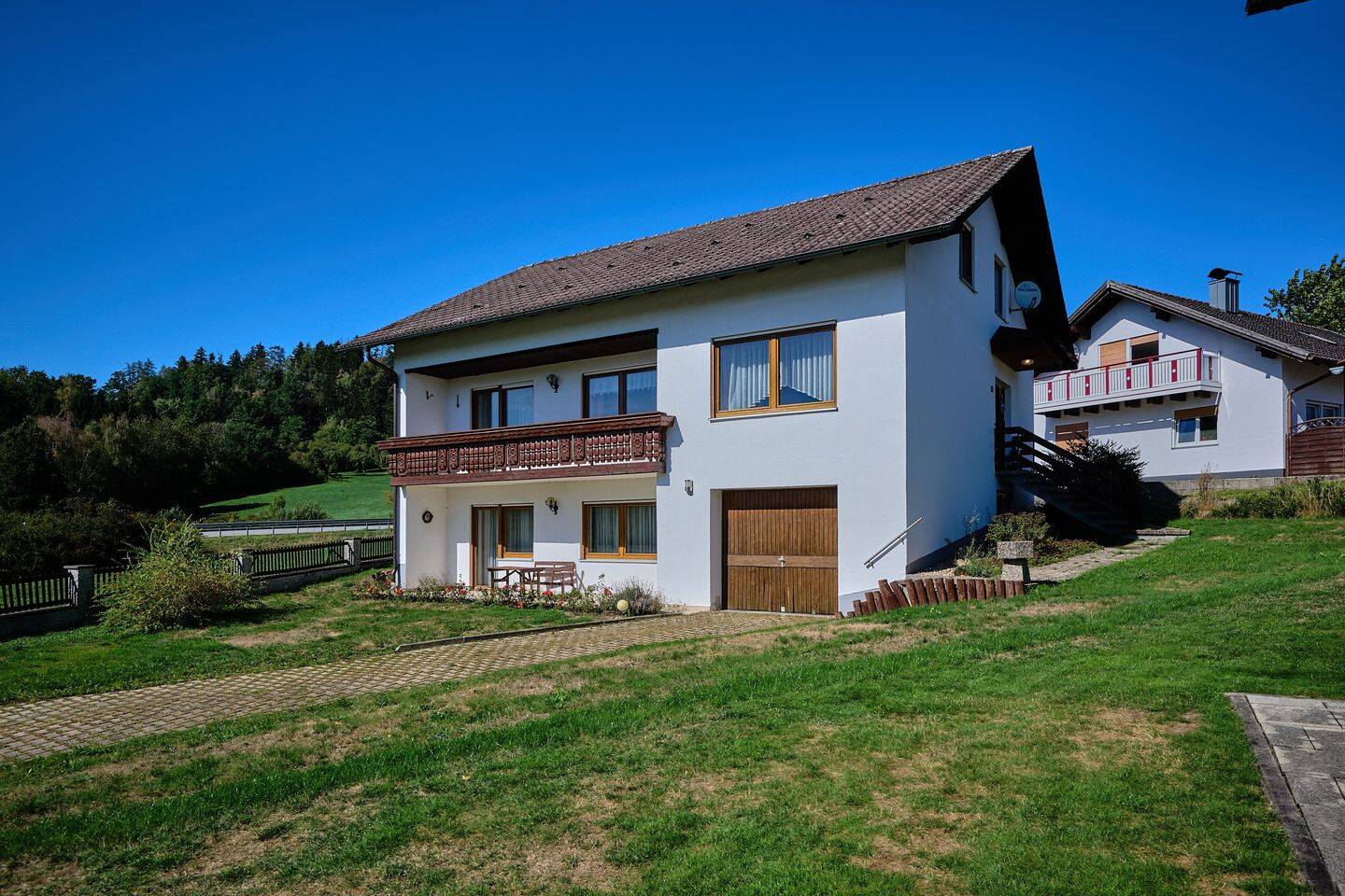 Sonne, Weitblick, viel Potenzial: Einfamilienhaus in Hanglage mit Balkon, Terrasse & Garage, 94359 Loitzendorf