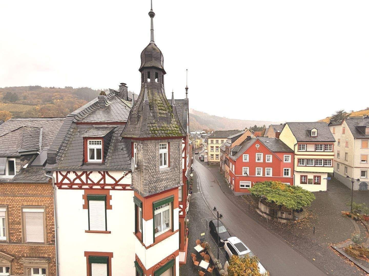 Frei ab sofort / 3-Zimmer-Dachgeschosswohnung im 3. Obergeschoss (ohne Aufzug) / neue Einbauküche, 56841 Traben-Trarbach