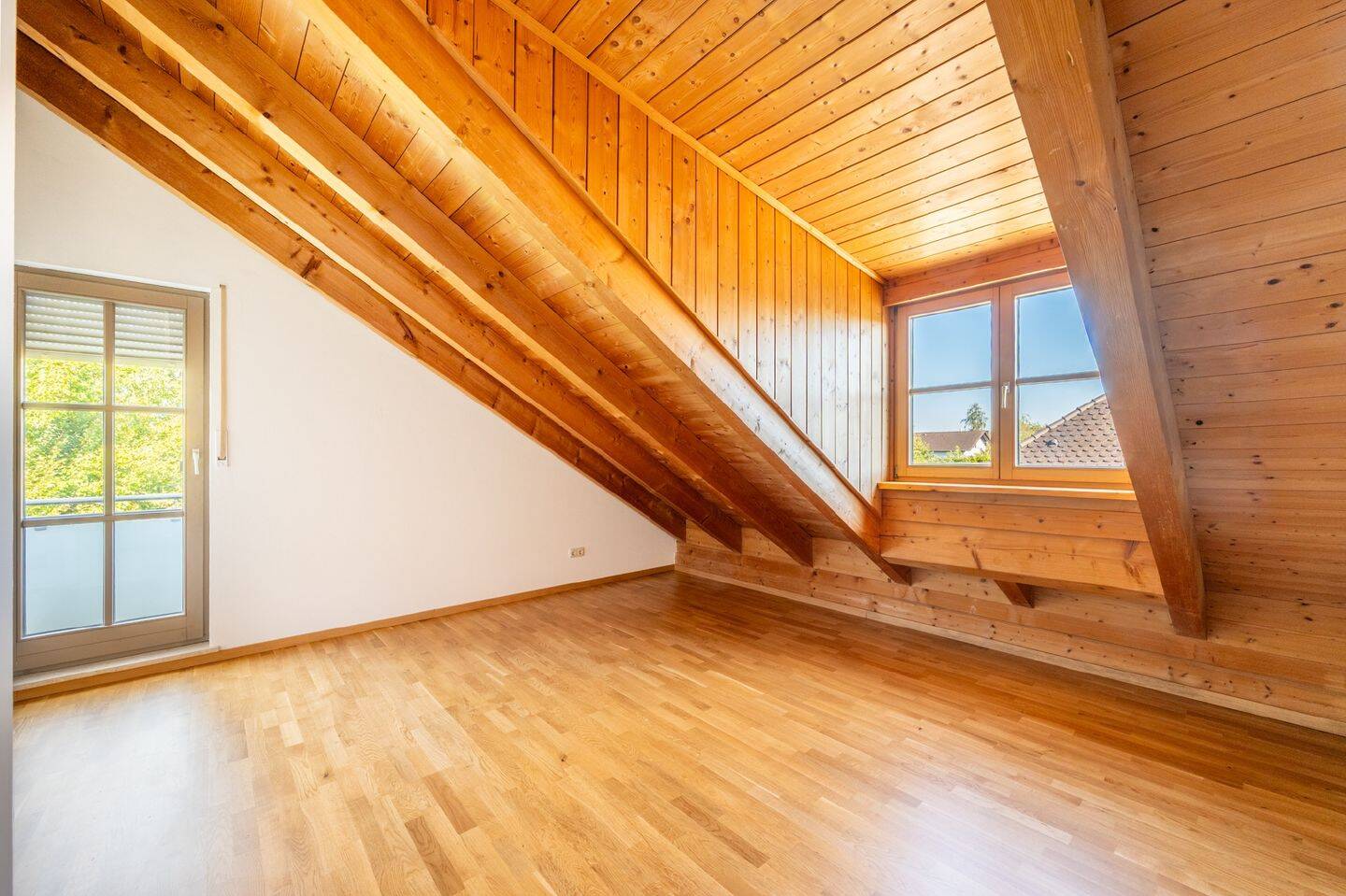 AIGNER – Großzügige Dachgeschosswohnung mit stilvollen Holzdetails, 81243 München (Aubing-Lochhausen-Langwied Pasing-Obermenzing)