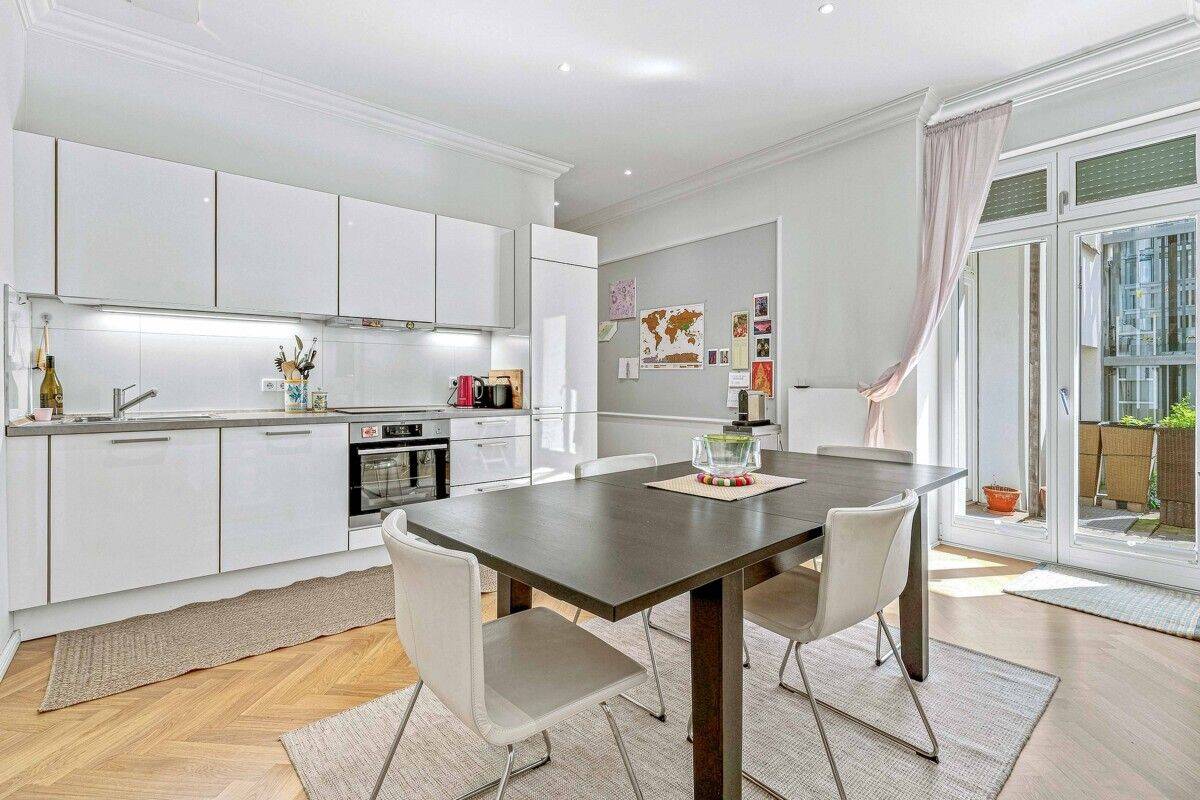 Bezugsfrei mit Innenhofterrasse – Stilvolle Ruheoase in kernsaniertem Altbau, 10249 Berlin (Friedrichshain-Kreuzberg Friedrichshain Prenzlauer Berg)
