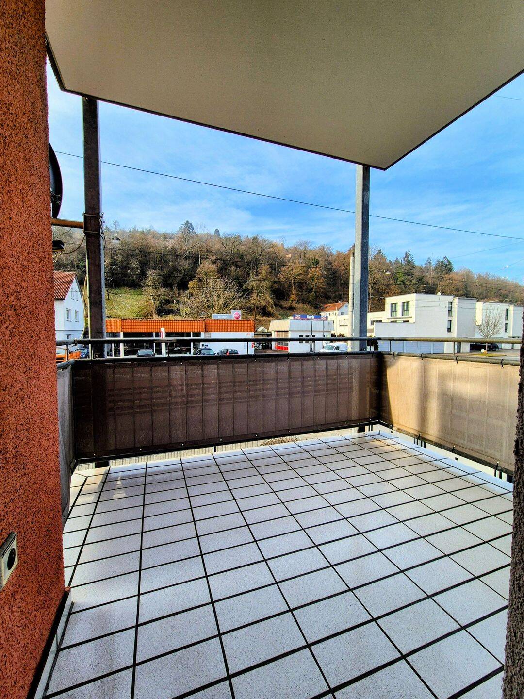 Stuttgart-Wangen, helle 2 Zimmer-Whg., 56m²: Einbauküche, Bad, Balkon, Keller, TG-Stellplatz, 70327 Stuttgart