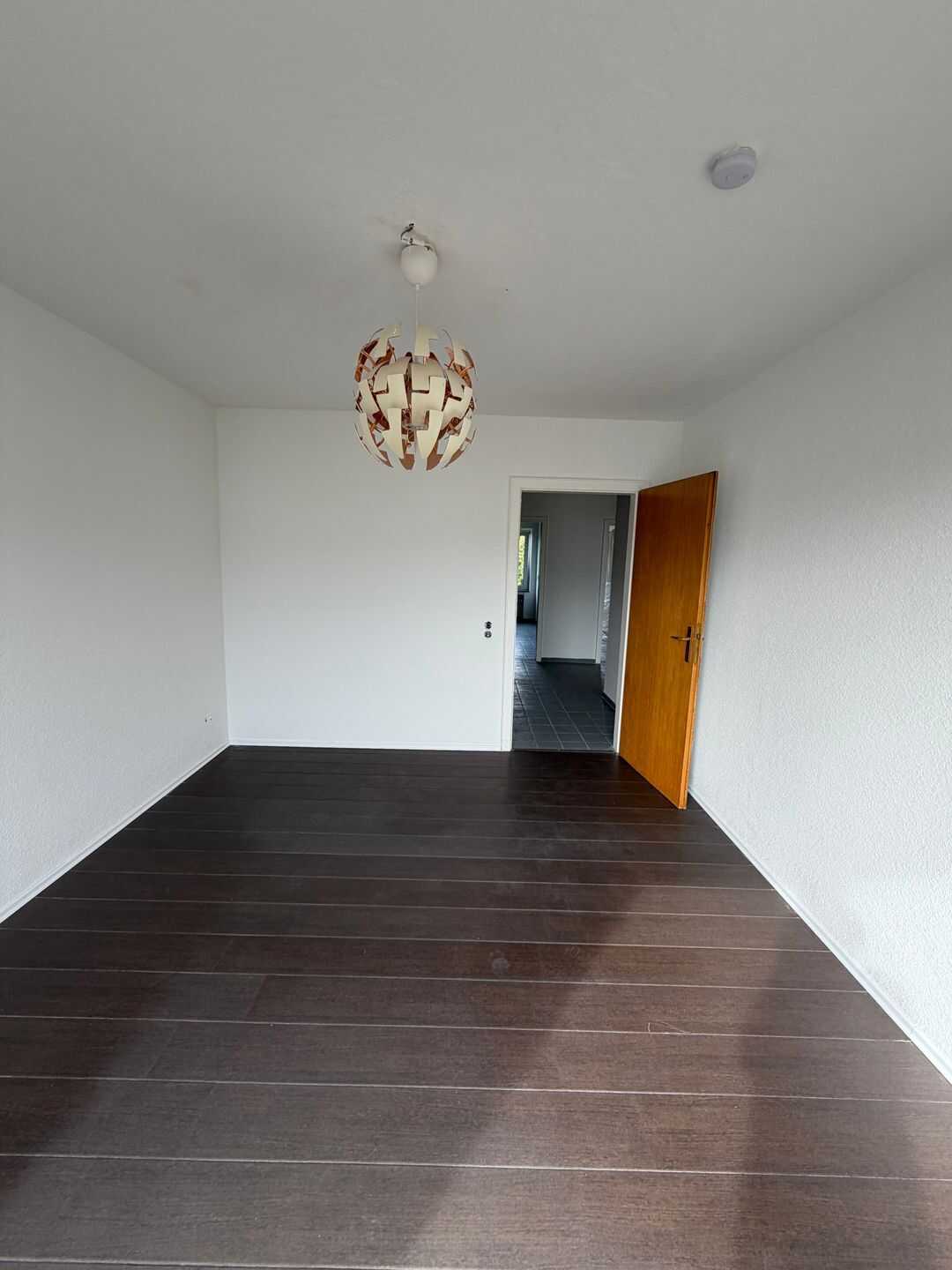 Frisch renovierte 3-Zimmer-Wohnung mit Einbauküche, Balkon und Garage, 47443 Moers