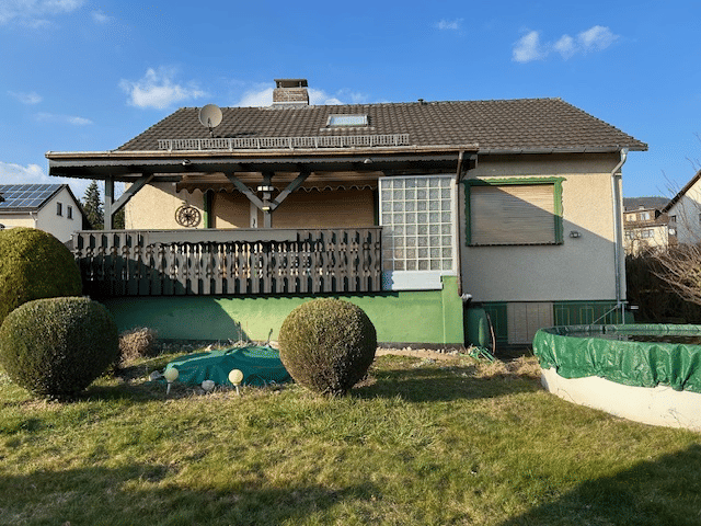 Einfamilienhaus in Grebendorf (Knickelberg) mit (teil-)ausgebauten Dachgeschoss, Vollkeller, Garage, Garten (Sonnen-)Südseite), 37276 Meinhard
