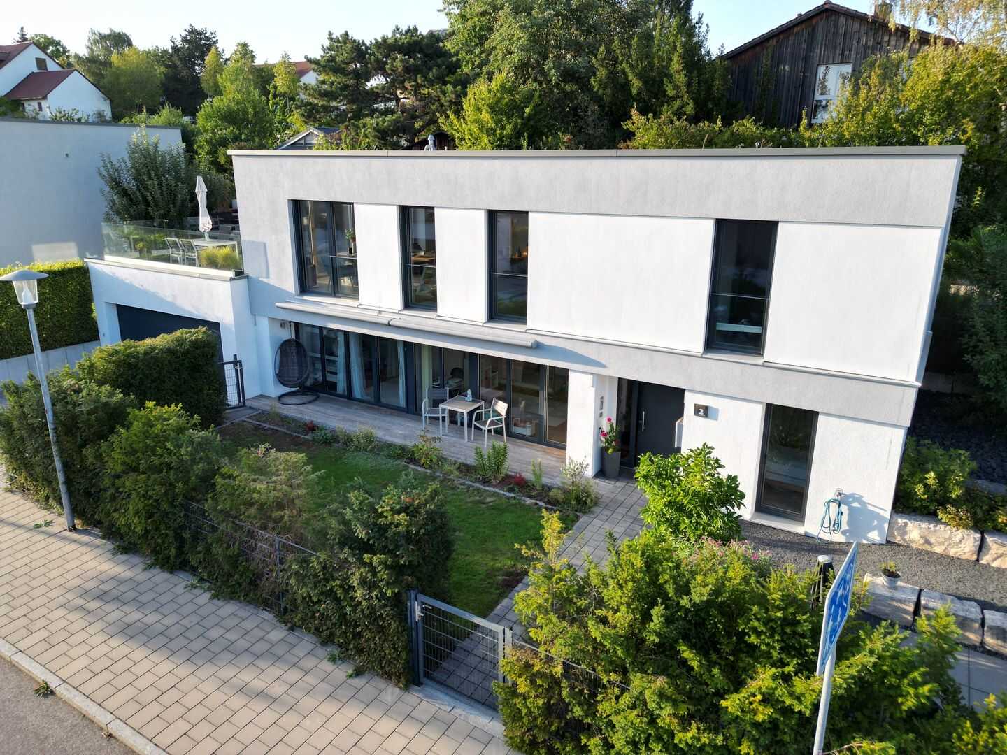 Architektur trifft Familienleben – exklusives Design-Einfamilienhaus mit Dachterrasse in Graß!, 93053 Regensburg (Galgenberg Kasernenviertel Kumpfmühl-Ziegetsdorf-Neuprüll Oberisling-Graß)