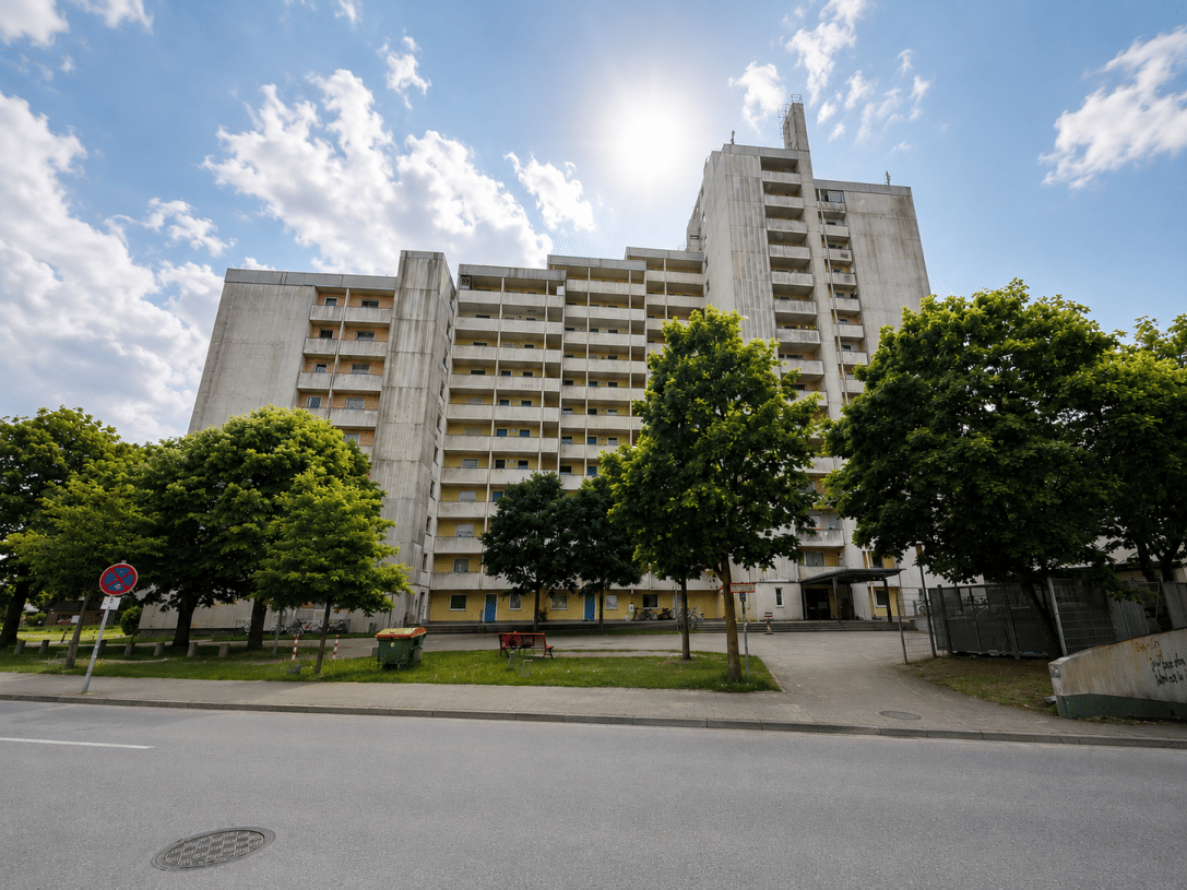 Über den Dächern von Lübeck – gepflegte 2,5-Zimmer-Wohnung mit Loggia und Weitblick, 23558 Lübeck (Buntekuh Sankt Lorenz Nord Sankt Lorenz Süd)