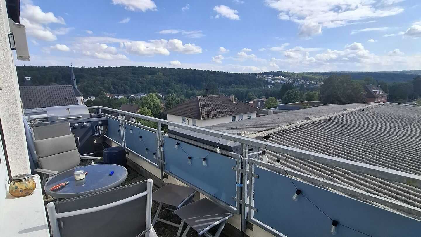 Helle 4 Zimmer Wohnung mit Tageslichtbad und Balkon in Eutingen, 75181 Pforzheim