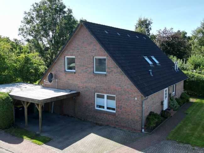 Einfamilienhaus mit Einliegerwohnung, Wintergarten und Carport in Lehe bei Lunden, 25774 Lehe