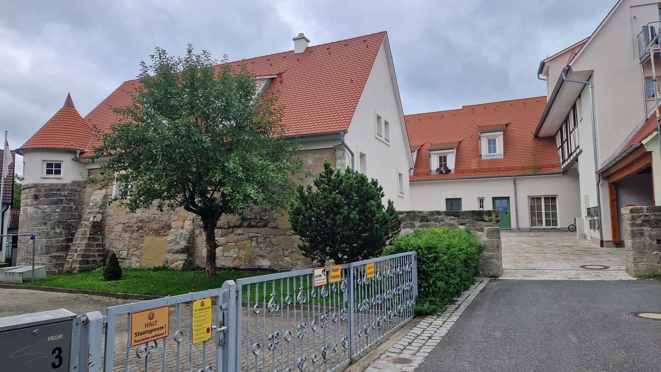 Idyllisch und ruhig wohnen in historischer Burganlage in Uehlfeld – Neuer Preis, 91486 Uehlfeld