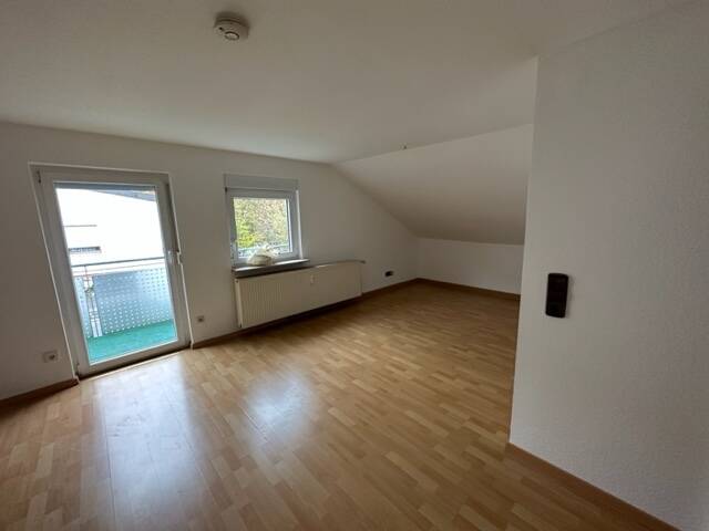Marko Winter Immobilien – Hochhausen: schöne 2-Zimmer-Wohnung im Dachgeschoss mit Balkon, 74855 Haßmersheim