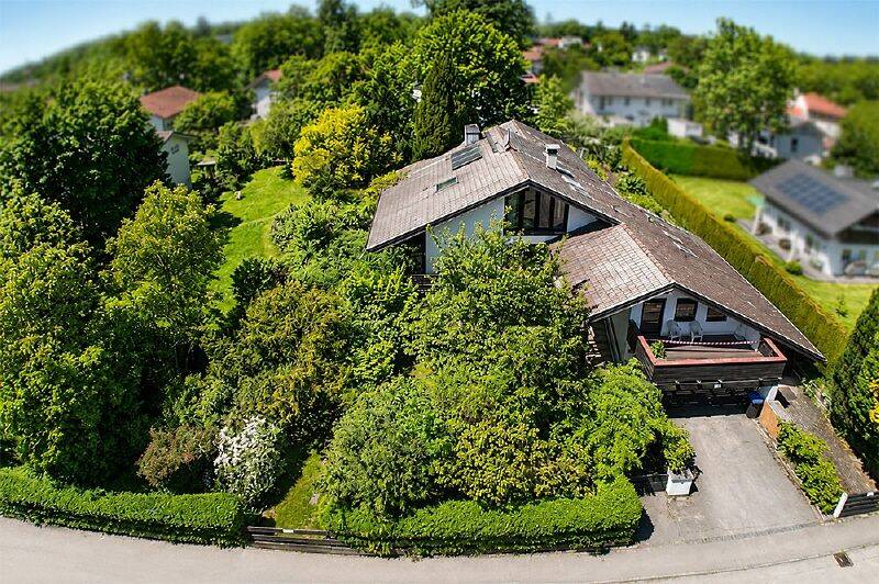 Wohnen im Grünen – besonders großzügiges Familienhaus mit viel Potenzial, 82335 Berg