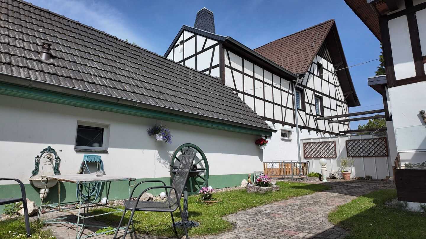 MEHRGENERATIONEN – 3 WOHNEINHEITEN – 500 € MIETEINNAHMEN- POOL- GARAGE & WERKSTATT, 99189 Walschleben