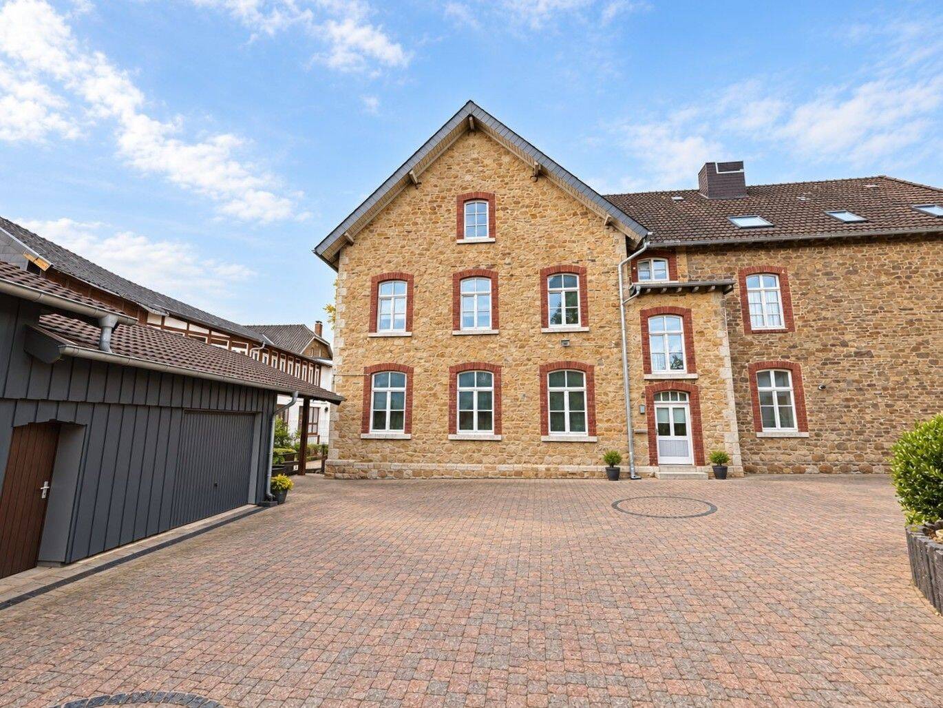 Wohnen mit Charakter – großzügige Dachgeschosswohnung mit Maisonetteflair, Garage und Stellplatz, 52224 Stolberg (Rhld.)