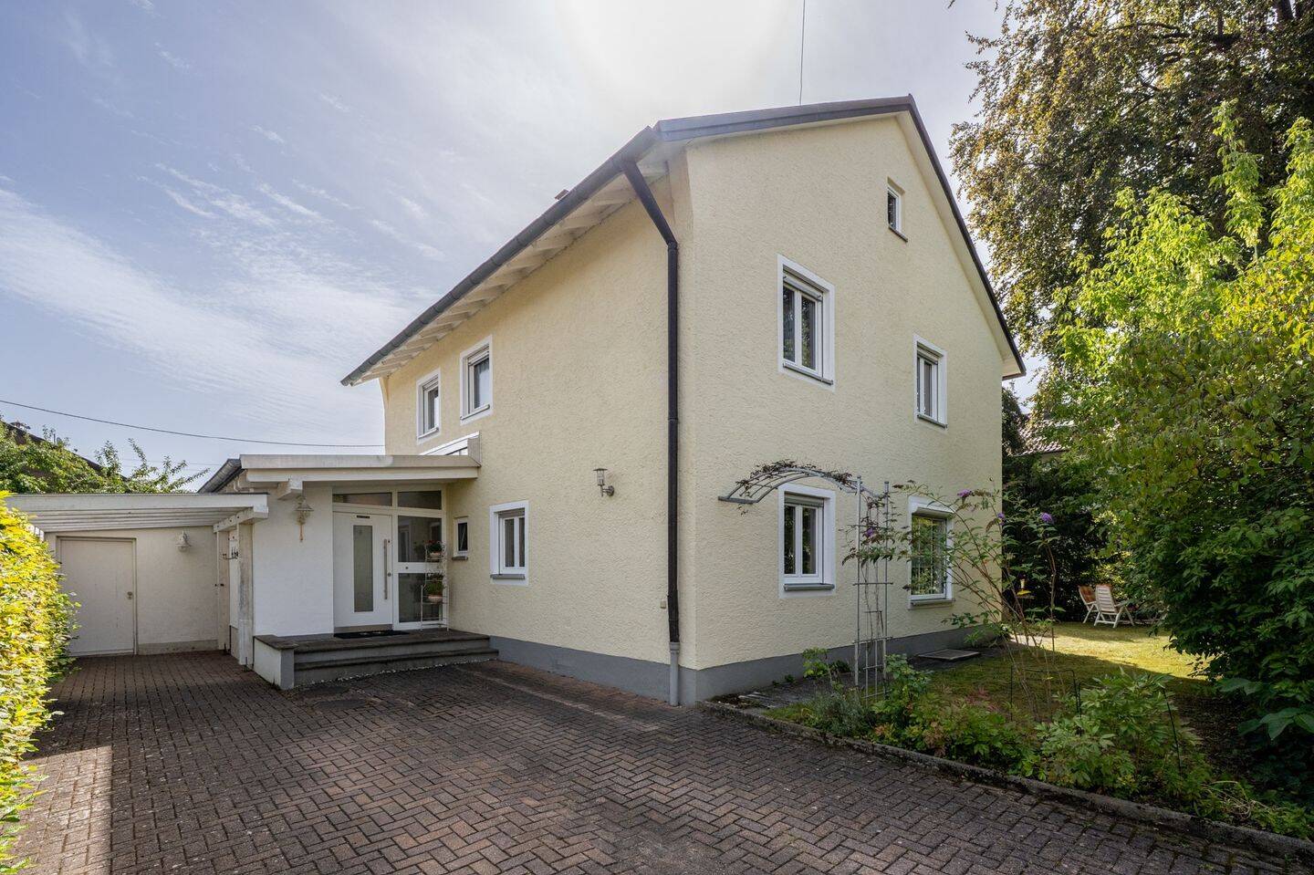 AIGNER – Wohnqualität trifft auf Freiraum: Haus mit großem Garten und Büroanbau, 86199 Augsburg (Bergheim Göggingen Haunstetten Inningen)
