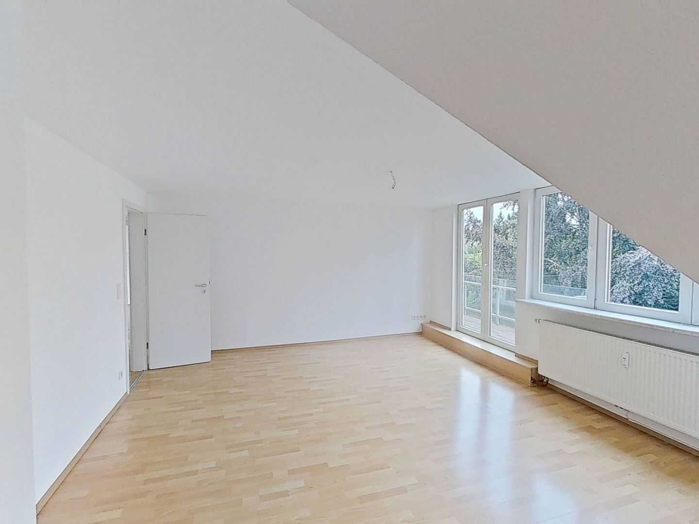 Frisch modernisiert: Große 3-Zimmer-Dachgeschosswohnung mit BALKON, 47804 Krefeld