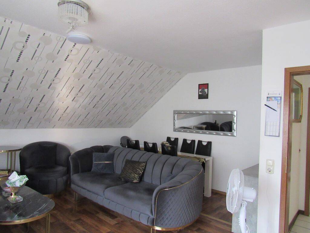 TOPLAGE: Großzügige 4-Zimmer-DG-Wohnung auf 2 Ebenen und Außenstellplatz!, 57627 Hachenburg