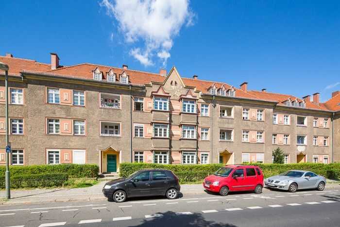 Familienfreundlicher Altbautraum mit Balkon!, 13583 Berlin (Spandau Falkenhagener Feld Kolonie An der Kappe 130)