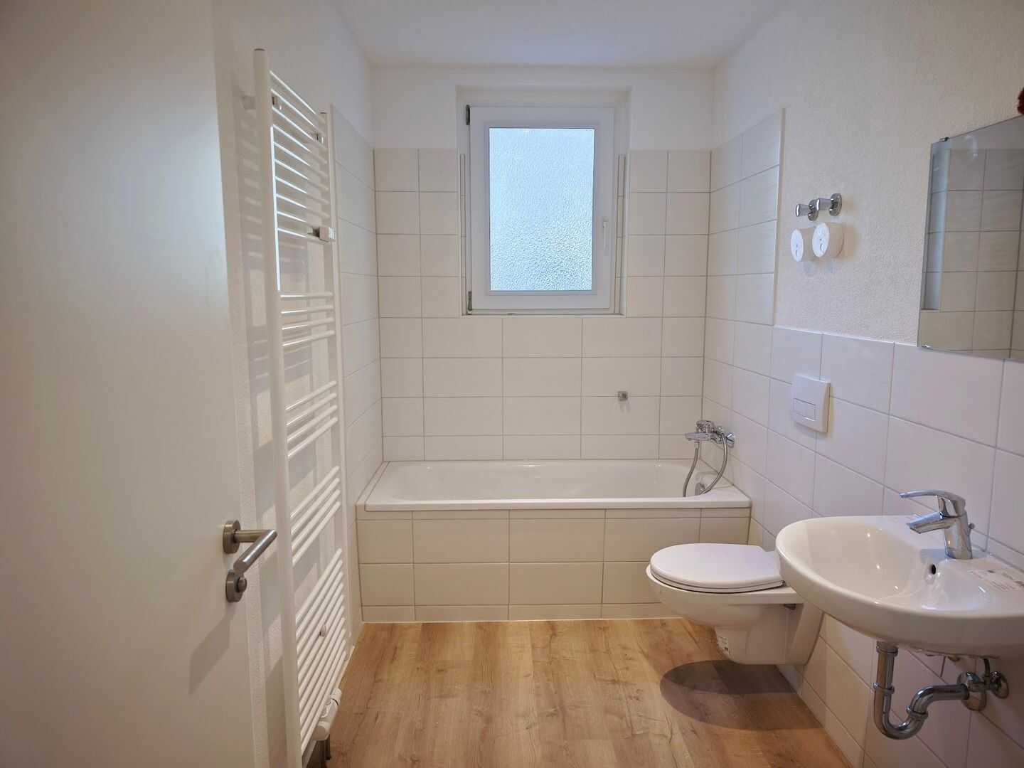 Komplett erneuert: Stilvolle 2-RW mit Balkon im ruhigen Merseburg-Süd, 6217 Merseburg