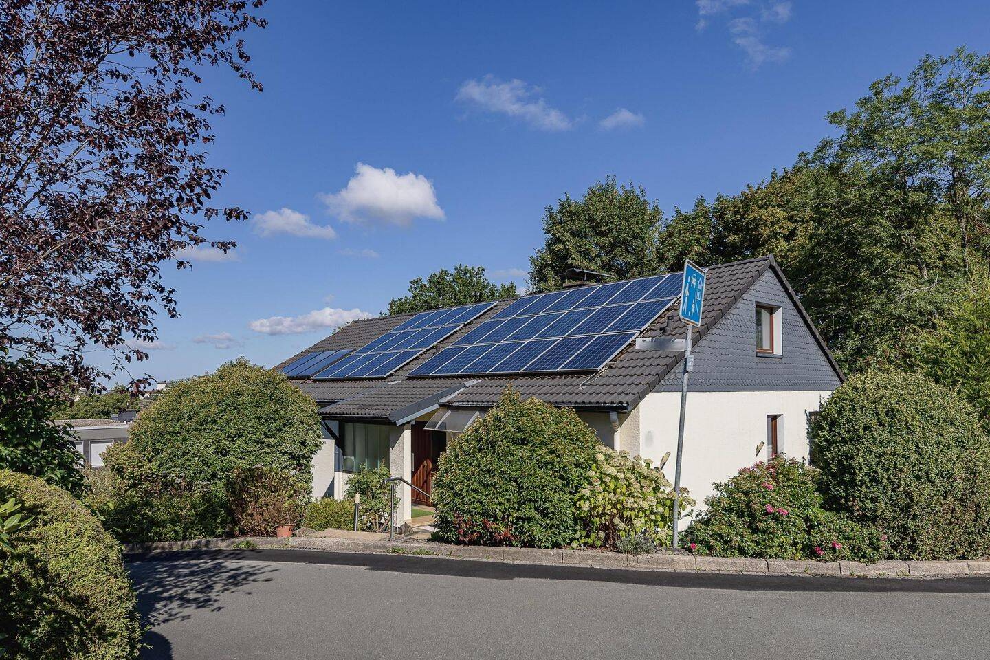 Großzügiges Einfamilienhaus mit Einliegerwohnung, ausgebautem Dachgeschoss und moderner Energietechnik, 58339 Breckerfeld