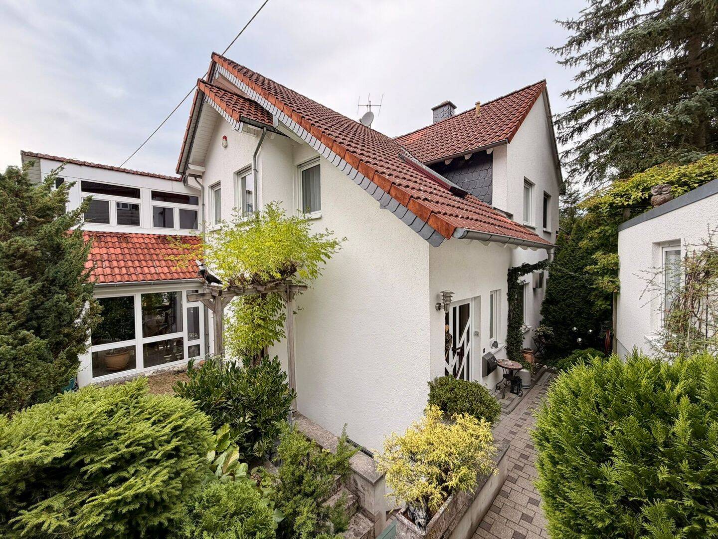 Hermann Immobilien: Charmante DHH mit Wintergarten, Garten & Garage in Schmitten, 61389 Schmitten