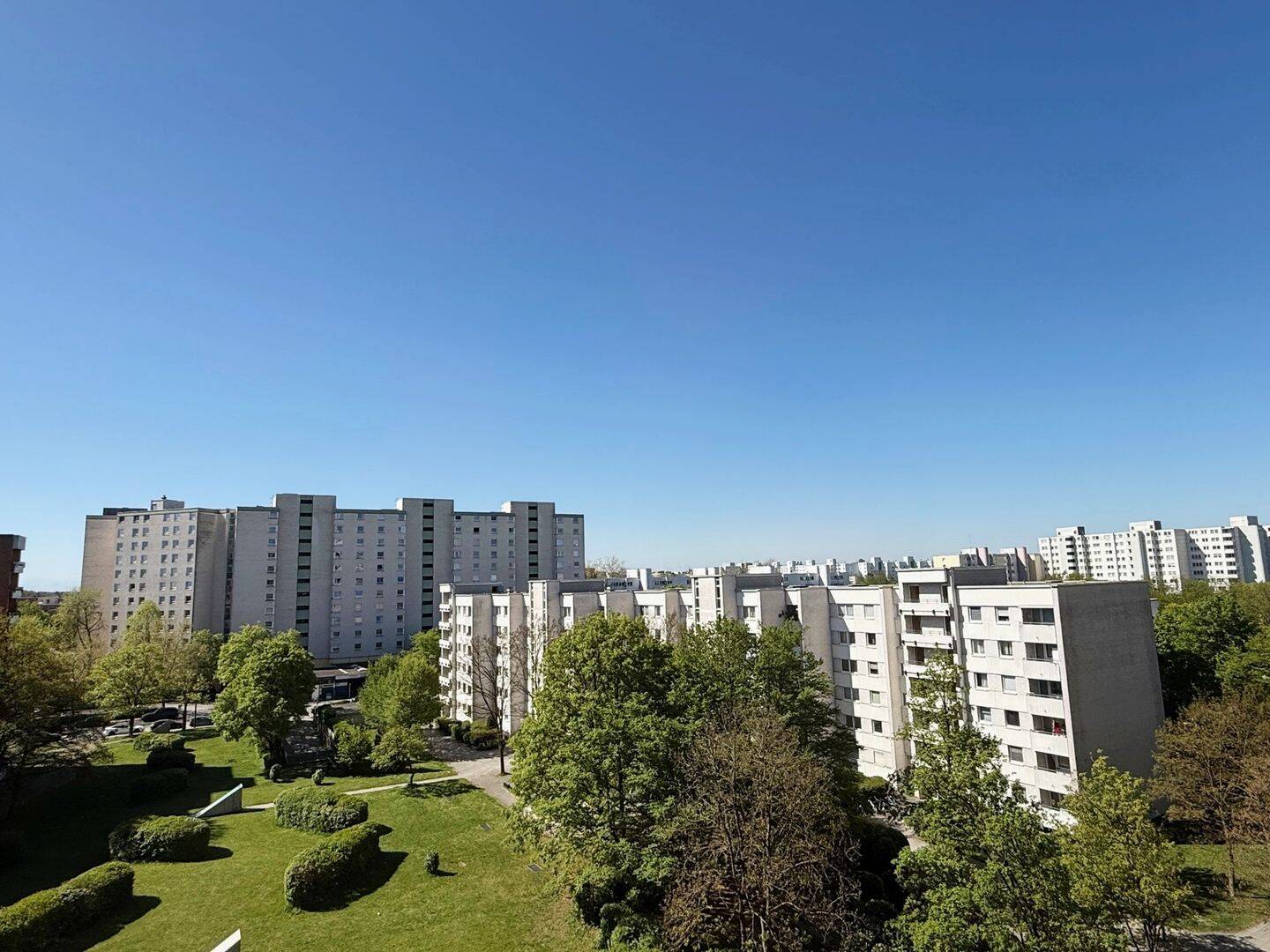 Großzügige und gut geschnittene 2-Zimmer-Wohnung mit großer Südloggia inkl. TG-Stellplatz in Neuperlach nähe PEP, 81737 München (Ramersdorf-Perlach)