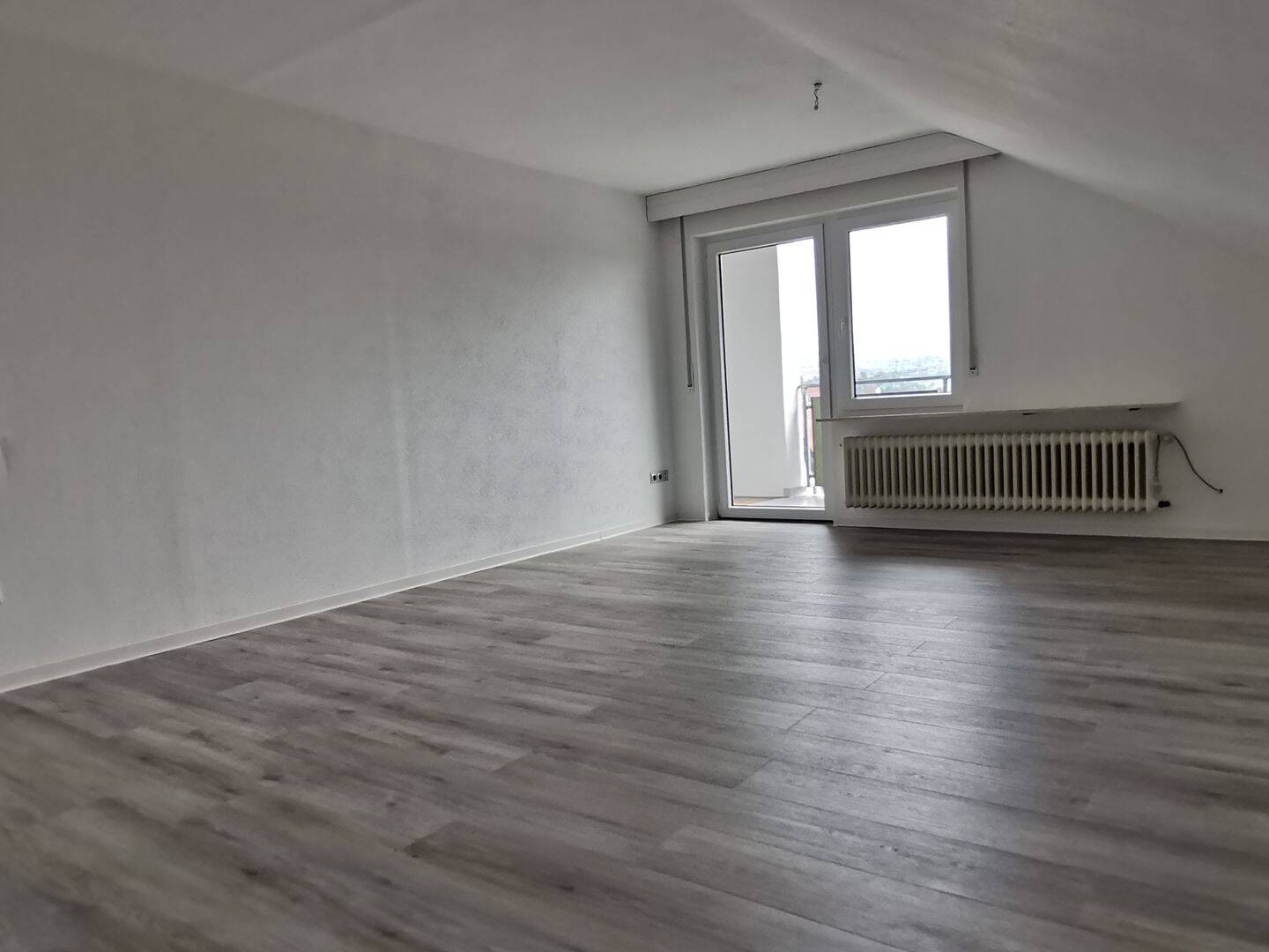 Gemütliche 2-Zimmer-Dachgeschosswohnung mit Balkon und EBK in Rechberghausen, 73098 Rechberghausen