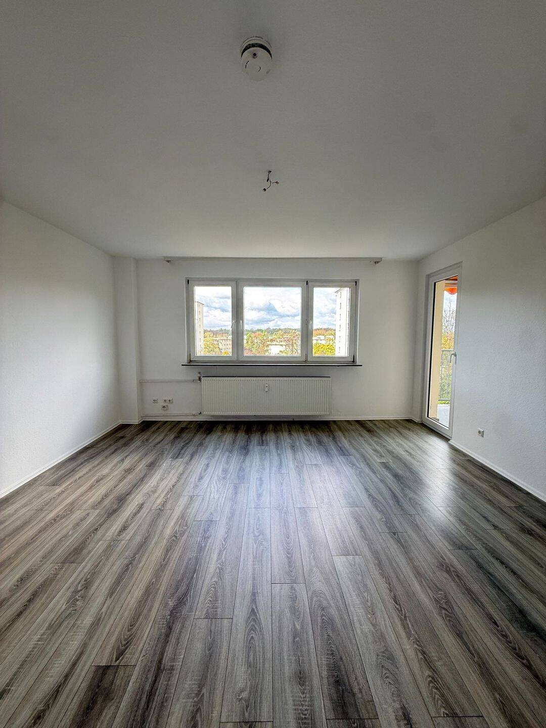 Geräumige 4 Zimmerwohnung mit Balkon in Gravenbruch, 63263 Neu-Isenburg