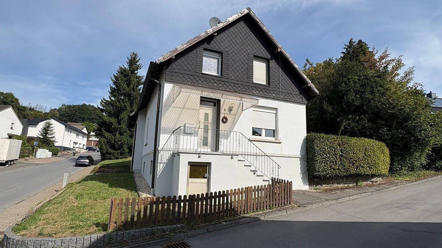 Grundsolides Einfamilienhaus mit viel Potenzial – stadtzentral gelegen, 58809 Neuenrade