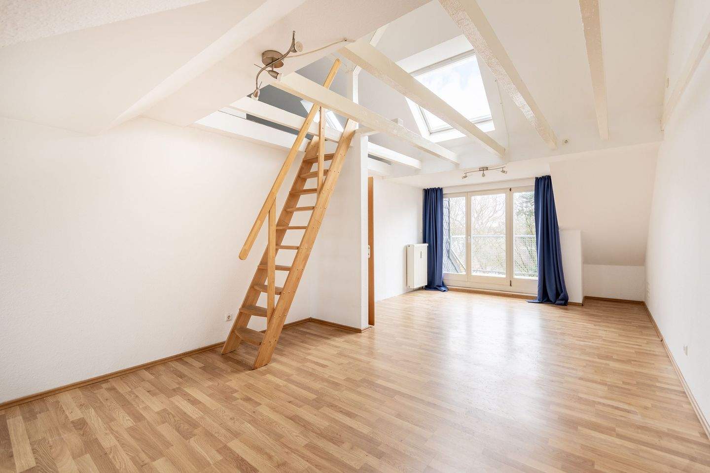 Dachgeschosswohnung aus dem Jahr 1993 | Mit Balkon und neu saniertem Dach inklusive Solaranlage, 45478 Mülheim an der Ruhr (Broich Speldorf)