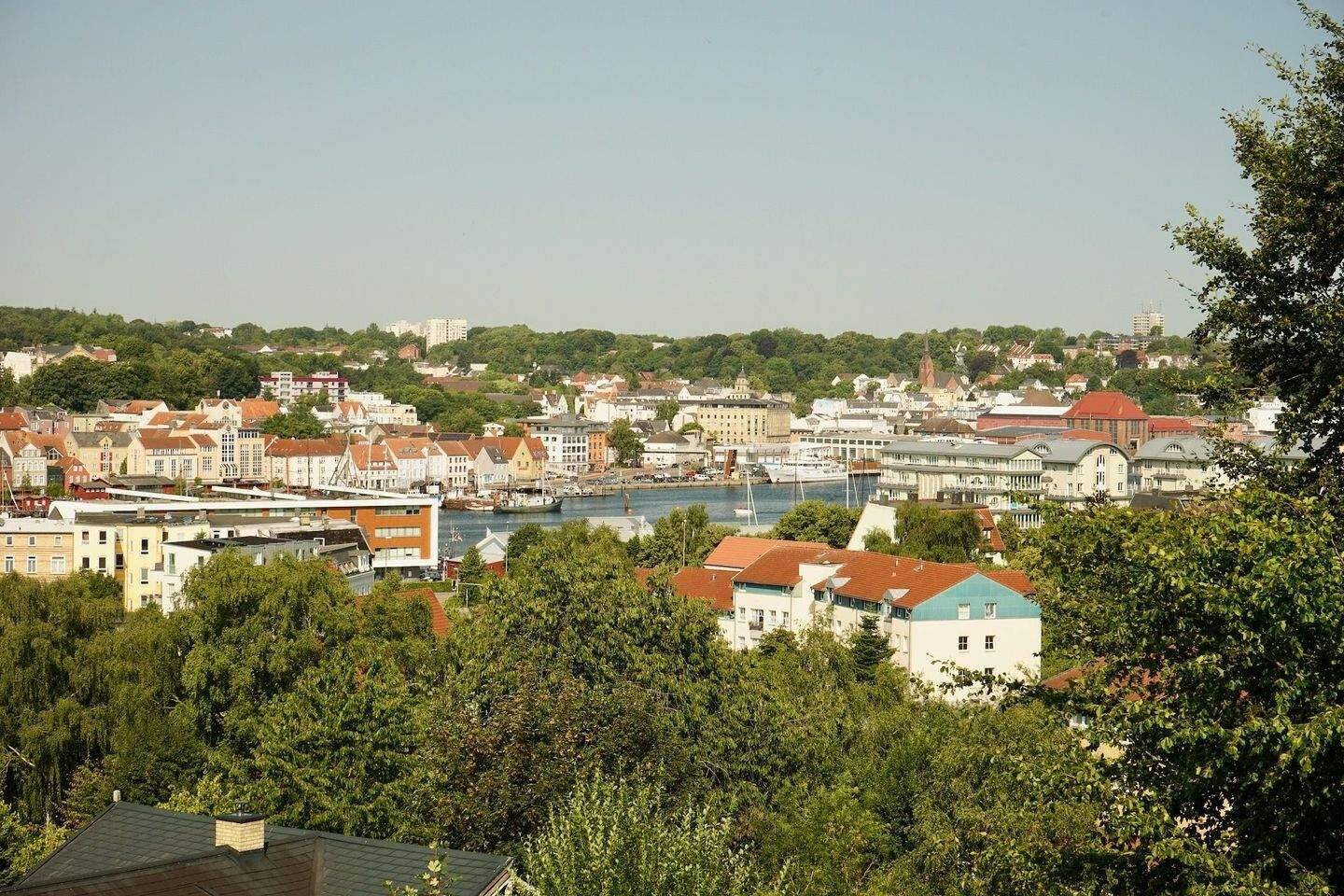 2,5 Zi.-Dachgeschosswohnung + Hobbyraum im Spitzboden (Gesamtfläche ca. 92 qm) mit Blick über Altstadt und Innenhafen – 24943 Flensburg-Jürgensby, 24937 Flensburg