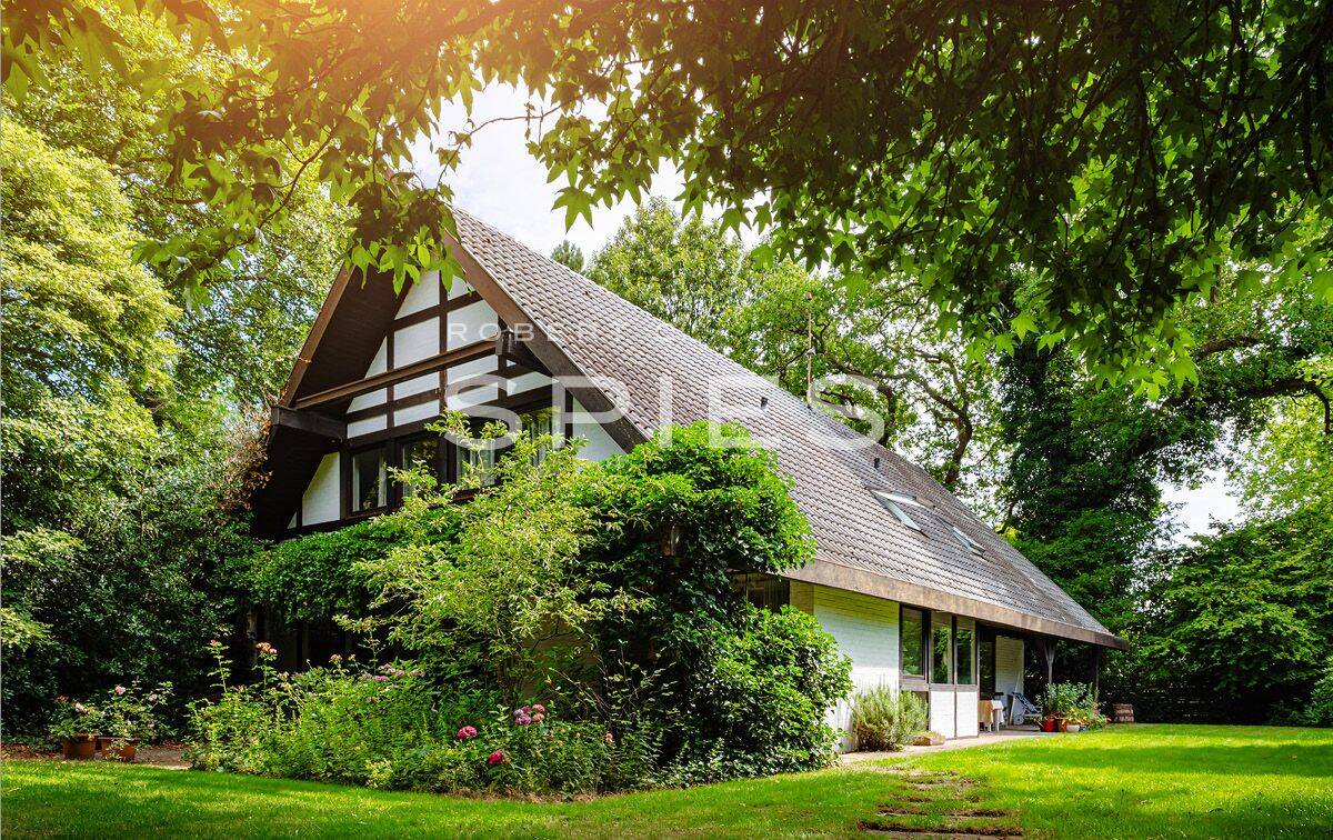 Repräsentatives Einfamilienhaus mit Fachwerkcharakter auf parkähnlichem Südwestgrundstück, 28355 Bremen (Oberneuland)