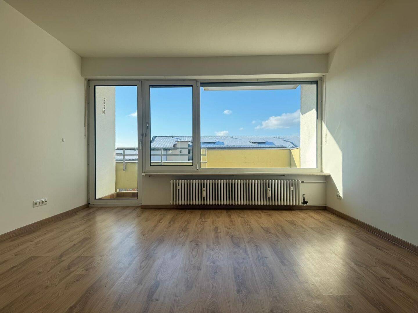 Wohnen mit Weitblick: Helle 3-Zimmer-Wohnung mit großzügigem Balkon, 82110 Germering