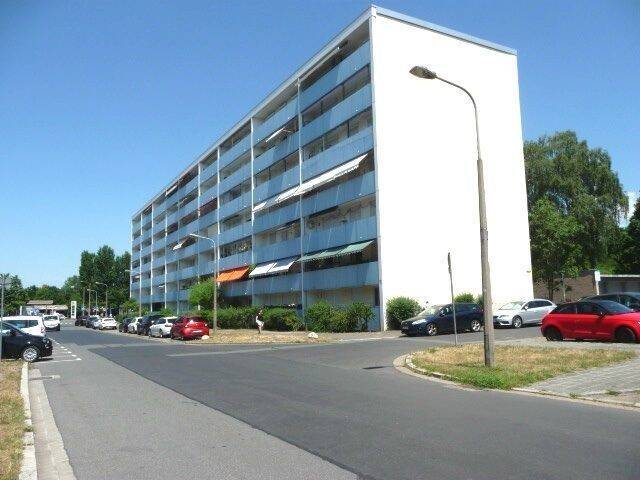 **Geräumige 4-Zi-Wohnung mit Loggia in ruhiger Lage**, 90471 Nürnberg (Dutzendteich Langwasser Neuselsbrunn Stadion Zollhaus)