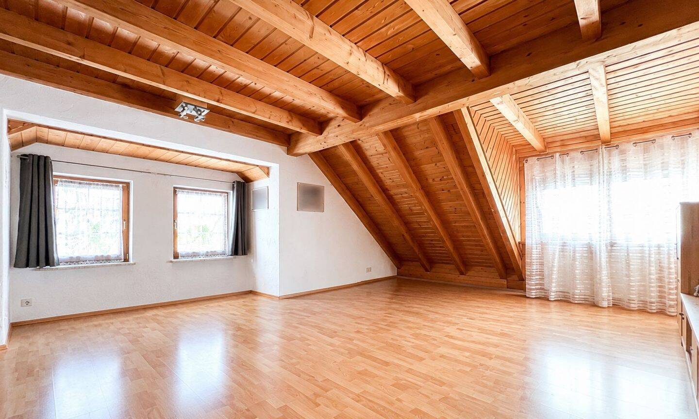 Helle 3-Zimmer-DG mit Balkon, Stellplatz & Dachboden, 63924 Kleinheubach