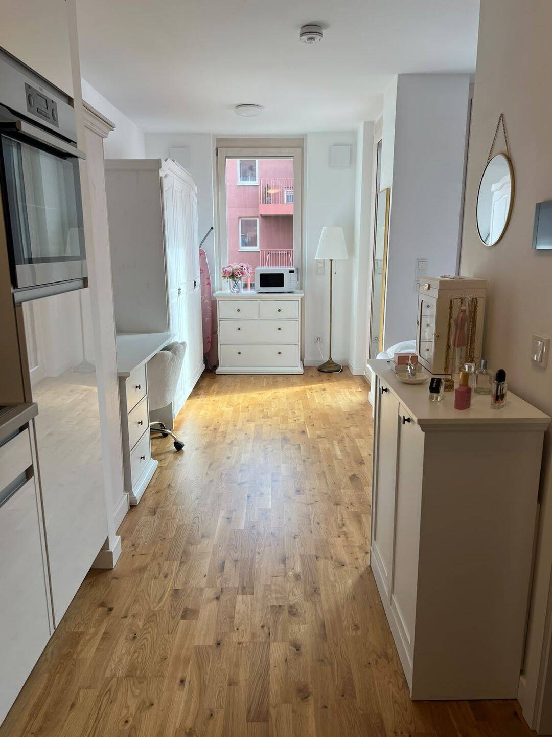 Einziehen und wohlfühlen: ruhiges, vollmöbliertes Studio mit Balkon direkt am Olympiapark, 80809 München (Milbertshofen-Am Hart Neuhausen-Nymphenburg Schwabing-West)