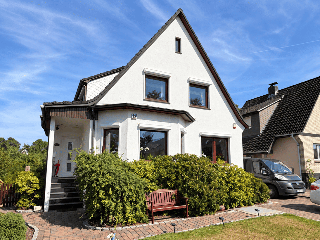 Ein Zuhause mit viel Freiraum: Komfortables Einfamilienhaus mit Nebenhaus und großem Garten, 22147 Hamburg (Wandsbek Rahlstedt)