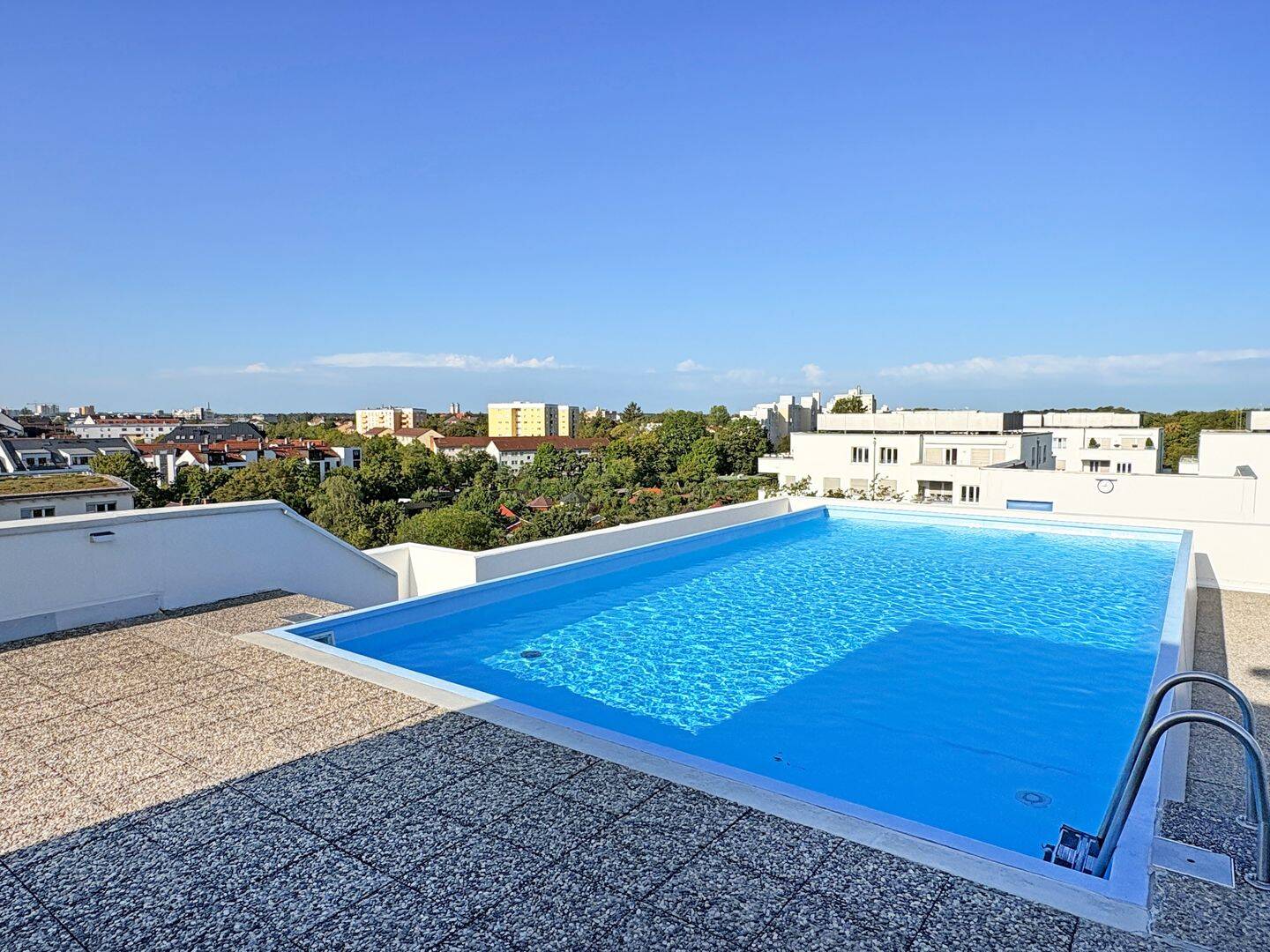 Rarität: Appartement mit Potenzial inkl. Dachterrassenpool in Gemeinschaftsnutzung!, 81373 München (Sendling Sendling-Westpark)