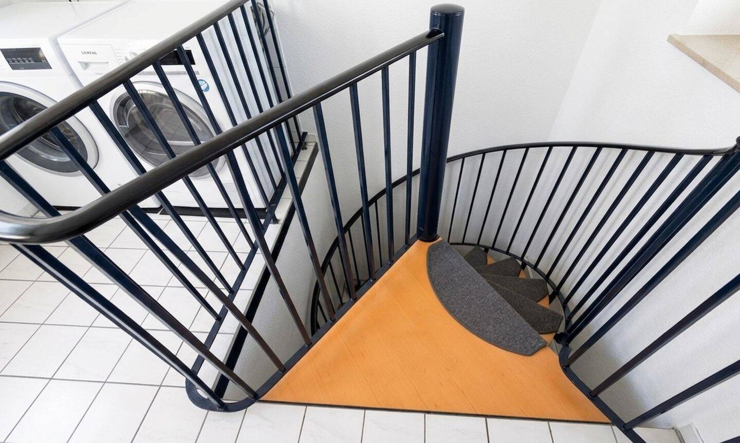 Klimatisiert 3-Zi-Penthouse-Dachterasse-Maisonette-Wohnung& Straßenparkplatz in Frankfurt Niederrad, 60528 Frankfurt am Main (Niederrad Sachsenhausen Schwanheim)
