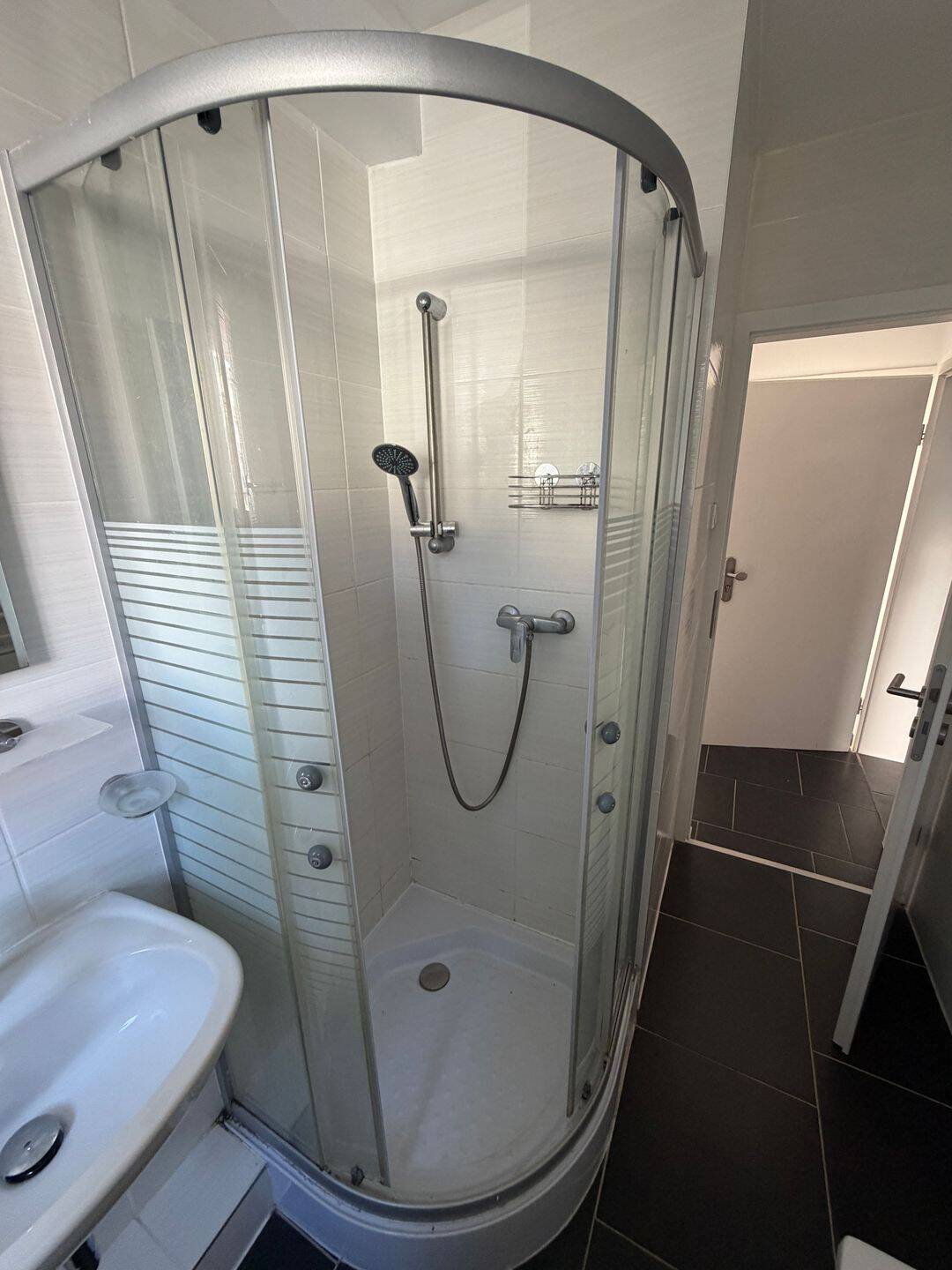 Schöne 4 Zimmer Wohnung mit Dusche und Wanne im Erdgeschoss, 6766 Bitterfeld-Wolfen