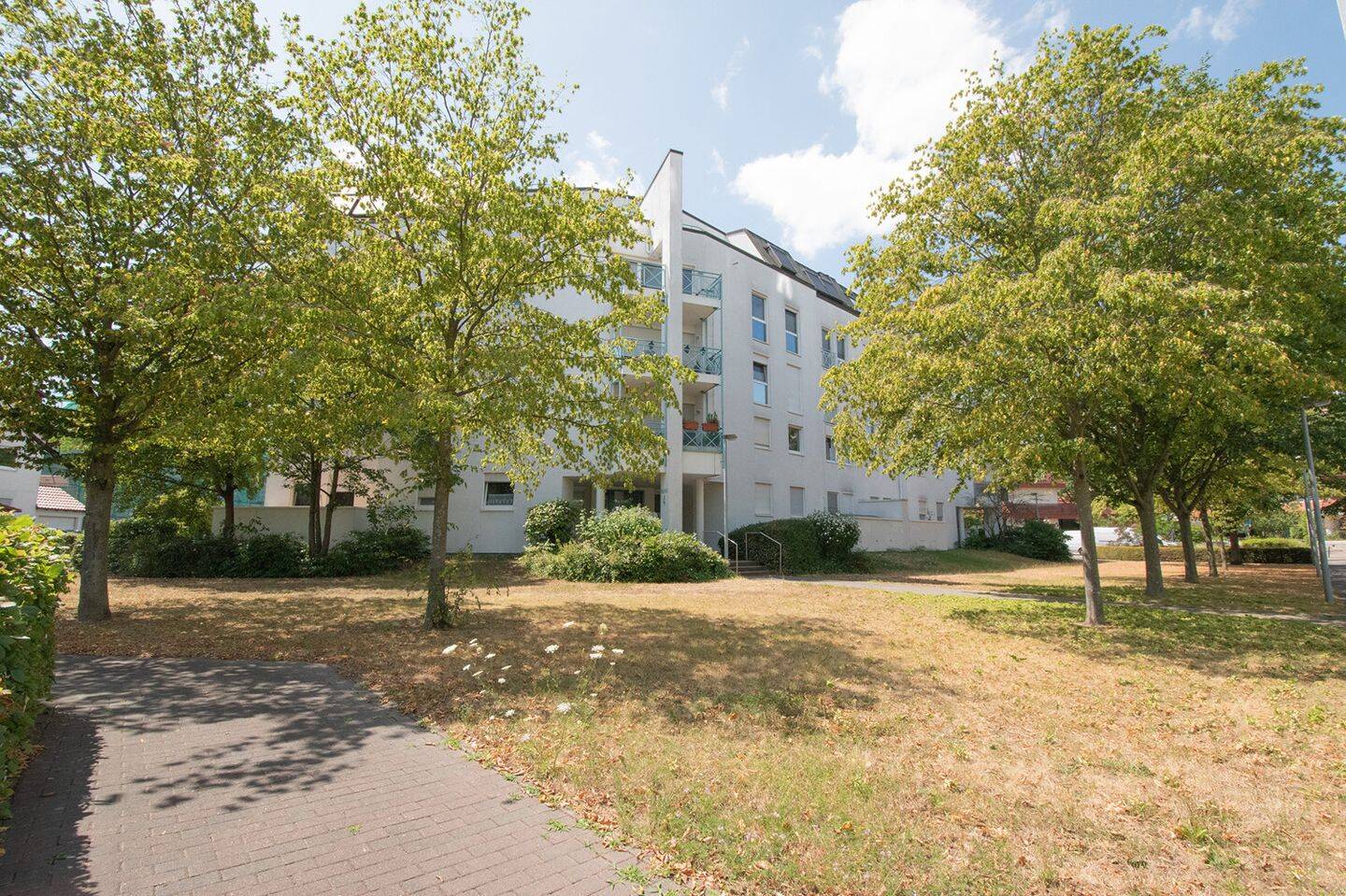Attraktive 2-Zimmer-Wohnung mit Balkon, Aufzug und Tiefgarage, 67117 Limburgerhof