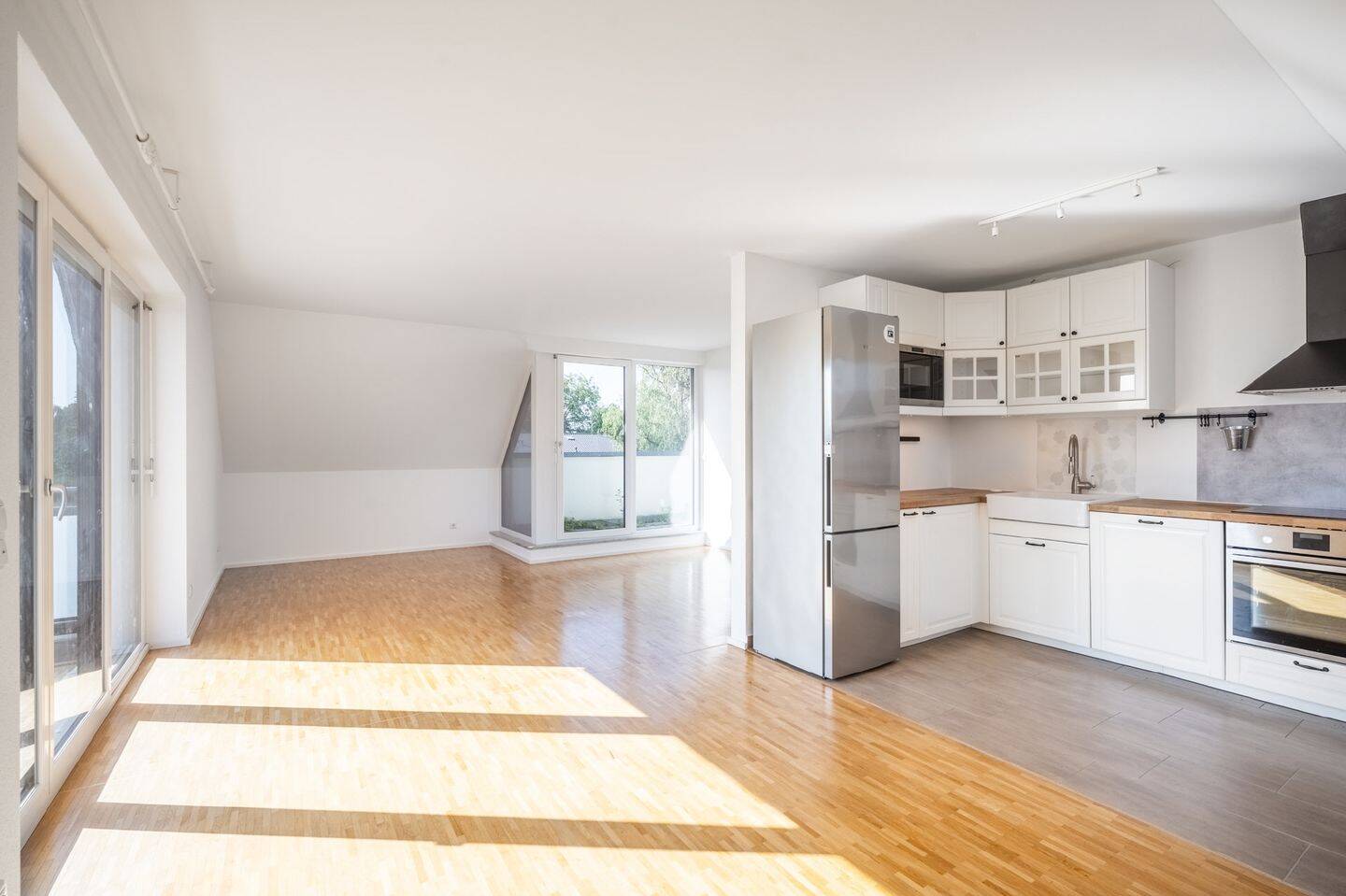 AIGNER – Helle 3-Zimmer-Dachgeschosswohnung mit zwei Balkonen in Aubing, 81243 München (Aubing-Lochhausen-Langwied Pasing-Obermenzing)