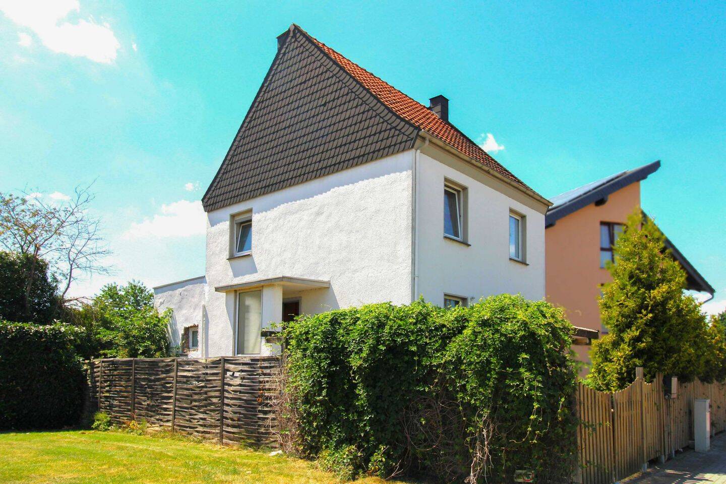 Frei stehendes Einfamilienhaus mit Garten und Garage in Heinsberg, 52525 Heinsberg