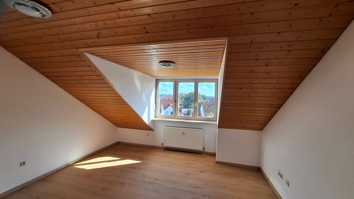 Helle 2-Zimmer-Dachgeschosswohnung in Roth, 91154 Roth