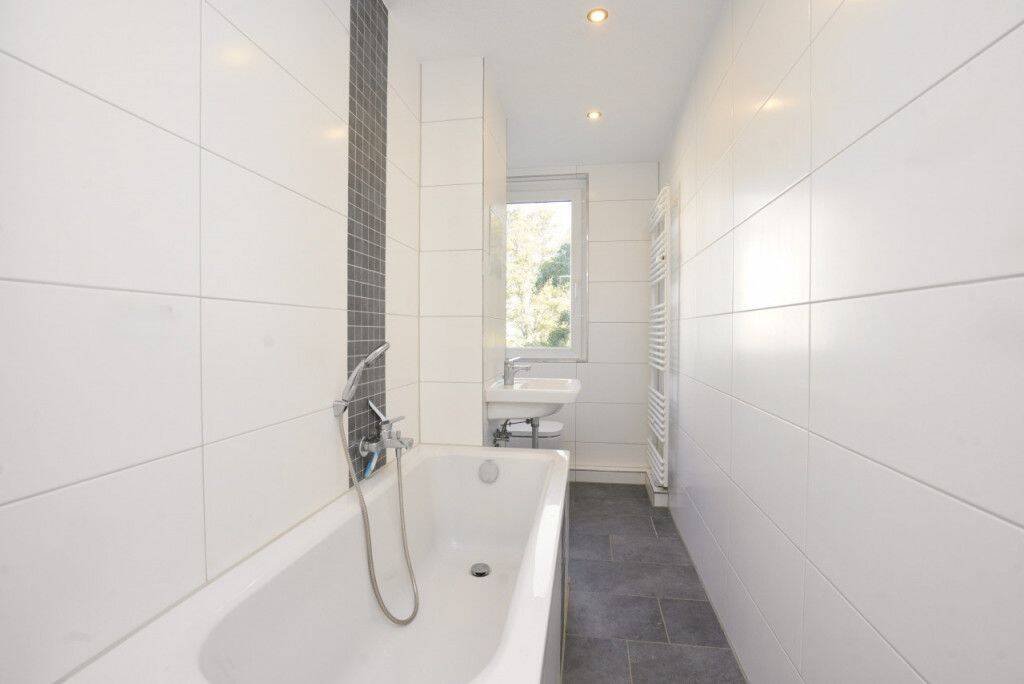 Modernes Bad mit Fenster / Wanne, 9127 Chemnitz