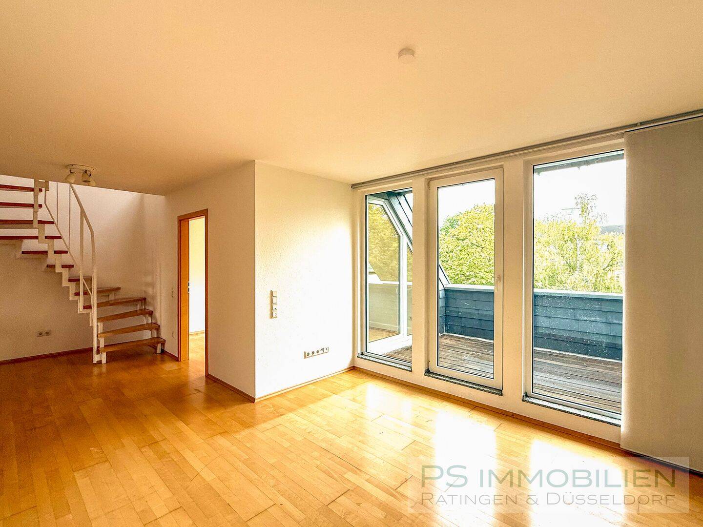Charmante und helle Maisonette-Wohnung mit Terrasse, 40474 Düsseldorf (Golzheim Lohausen Pempelfort Stockum)