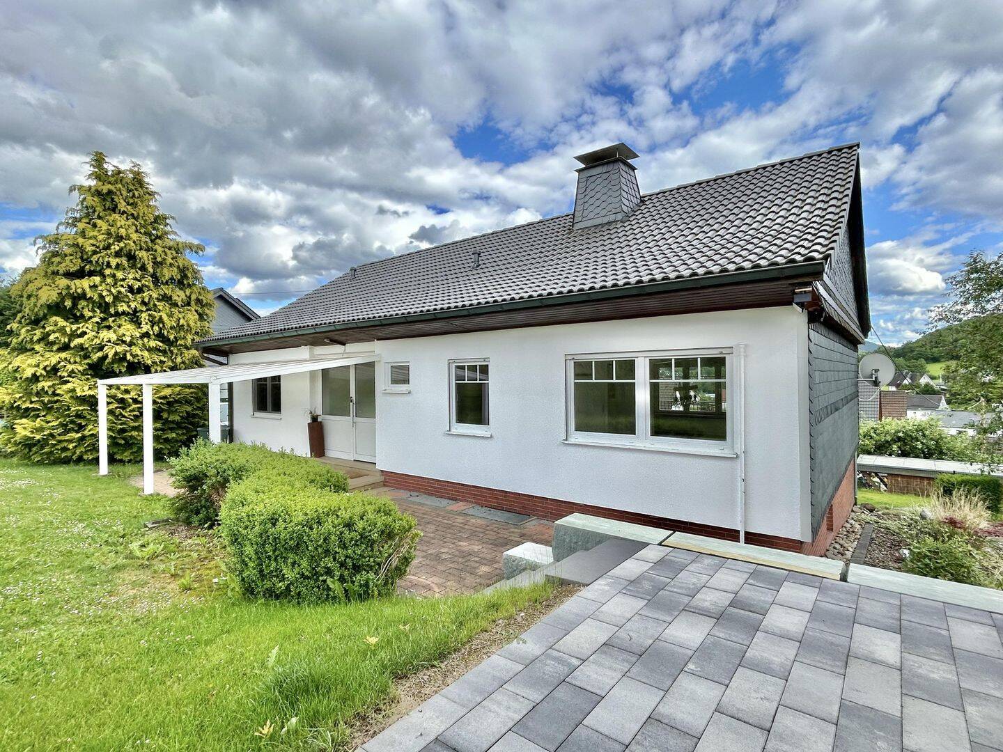 Ansprechendes Einfamilienhaus in absolut sonniger und ruhiger Ortsrandlage von Grevenbrück, 57368 Lennestadt
