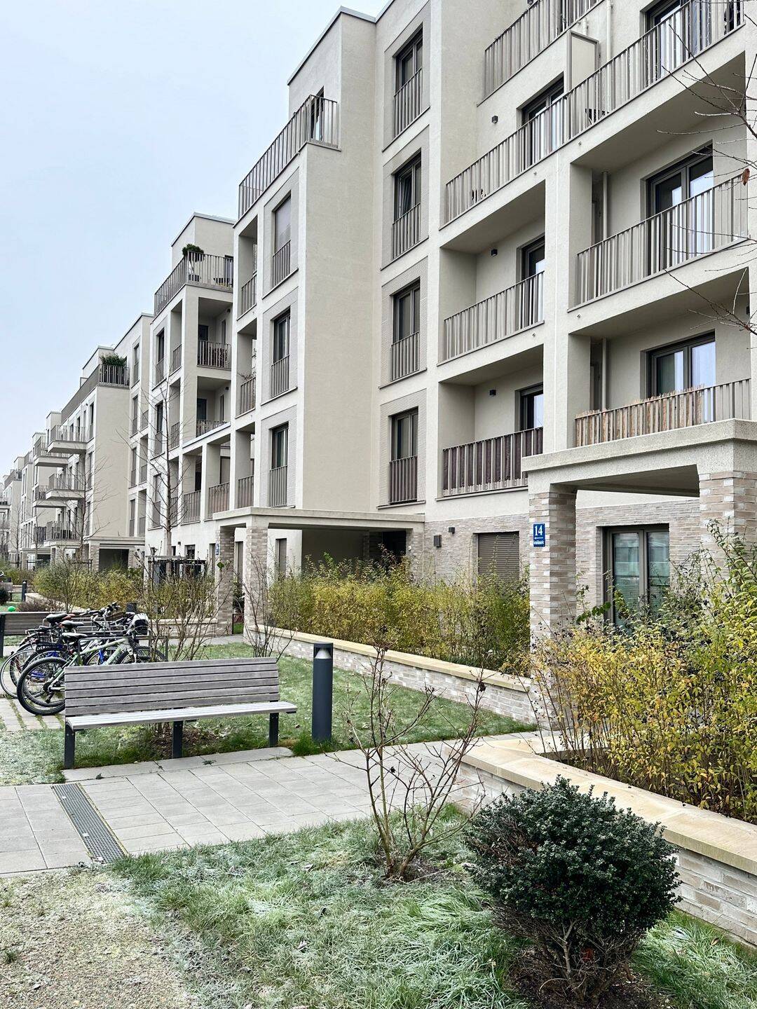Stadt trifft Park – 2-Zimmer Erdgeschosswohnung mit 2 Terrassen &  Einbauküche mit WM!, 93049 Regensburg (Großprüfening-Dechbetten-Königswiesen Innenstadt Westenviertel)