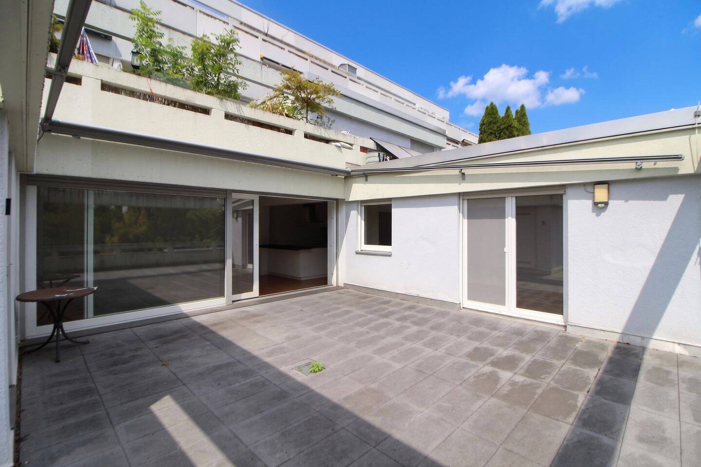 Haus im Haus: Attraktive 3-Zimmer Terrassenwohnung mit Garage, Stellplatz und großer Terrasse